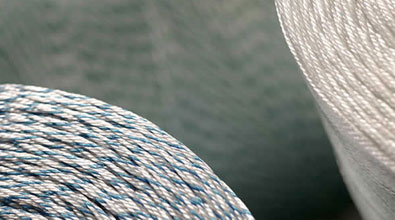 Die Zwirnerei Nikol Weber bietet technische Garne und Zwirne als Bandagierzwirn aus Polyester Filamentgarn in rohweiß oder gefärbt auf konischen und zylindrischen Spulen